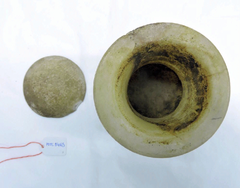 Vase à onguent et couvercle au nom de la reine Tiyi_2