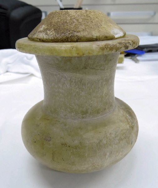 Vase à onguent et couvercle au nom de la reine Tiyi_0