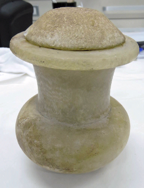 Vase à onguent et couvercle au nom de la reine Tiyi_1