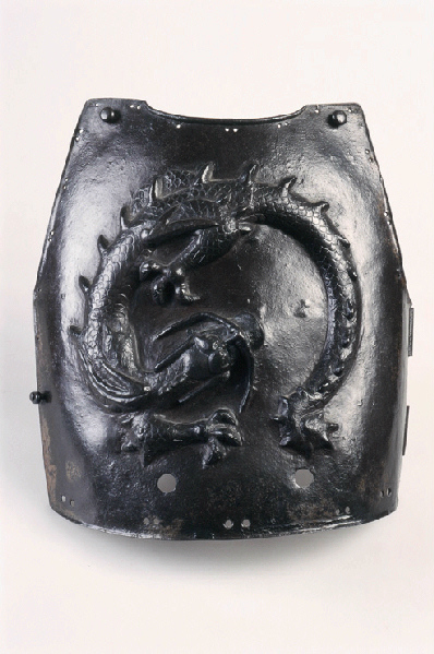 Cuirasse à décor de dragon ; Plastron de cuirasse en fer (Titre de la notice du catalogue " Gardes du soleil levant . armes, armures et accessoires du guerrier japonais", Angers, musée Pincé , 1995-1996)_0