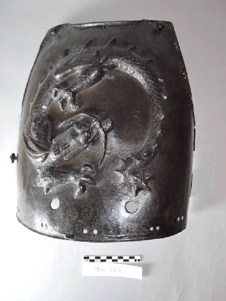 Cuirasse à décor de dragon ; Plastron de cuirasse en fer (Titre de la notice du catalogue " Gardes du soleil levant . armes, armures et accessoires du guerrier japonais", Angers, musée Pincé , 1995-1996)_1