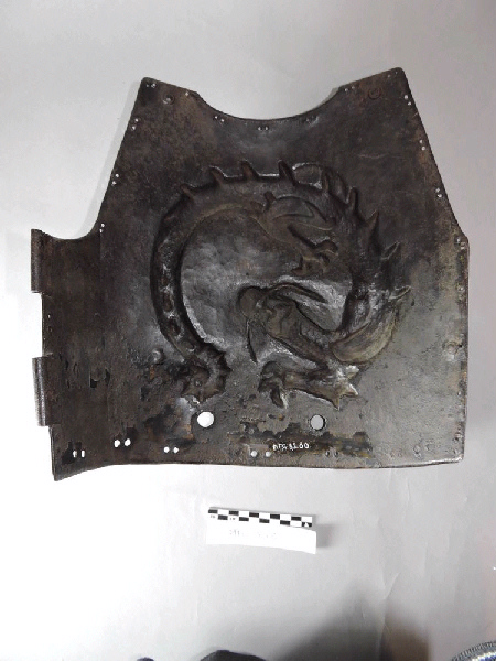 Cuirasse à décor de dragon ; Plastron de cuirasse en fer (Titre de la notice du catalogue " Gardes du soleil levant . armes, armures et accessoires du guerrier japonais", Angers, musée Pincé , 1995-1996)_2
