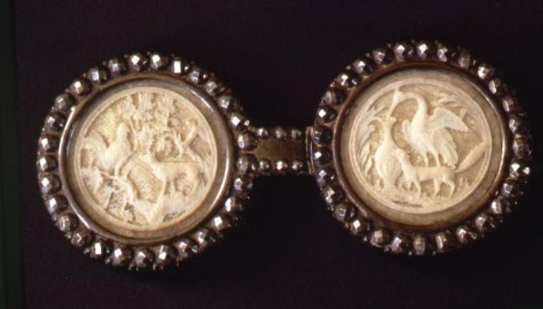 Boucle de ceinture ou agrafe de cape ; Le Coq et le Renard, II, 15 ; Le Renard et la Cigogne, I, 18_0
