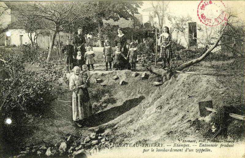 Etampes - Entonnoir produit par le bombardement d'un zeppelin_0