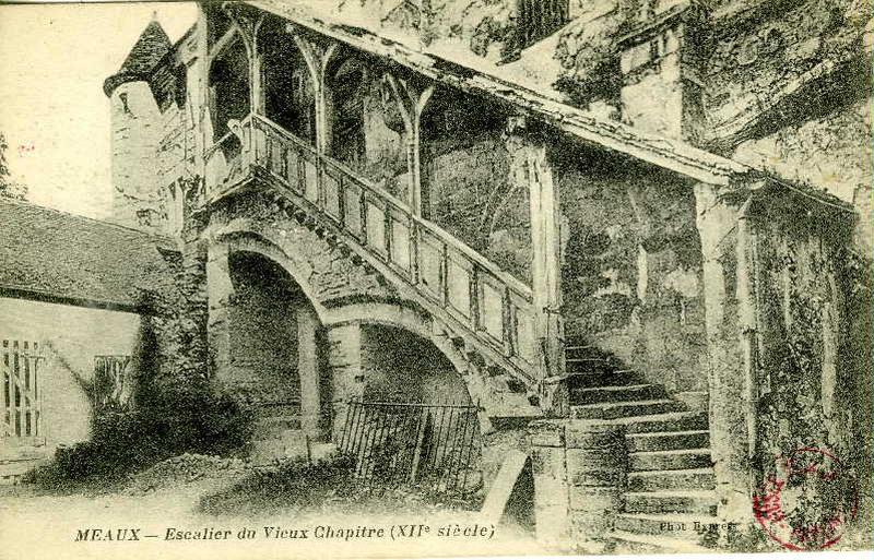 Meaux - escalier du Vieux Chapitre (XIIe siècle)_0