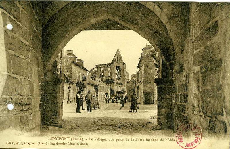 Longpont - Le village, vue prise de la Porte fortifiée de l'Abbaye_0