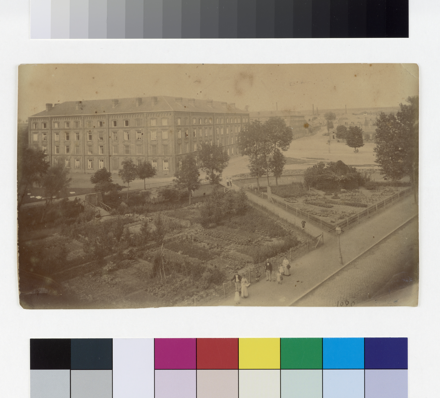 Les jardins potagers devant l'aile droite du Palais social_0