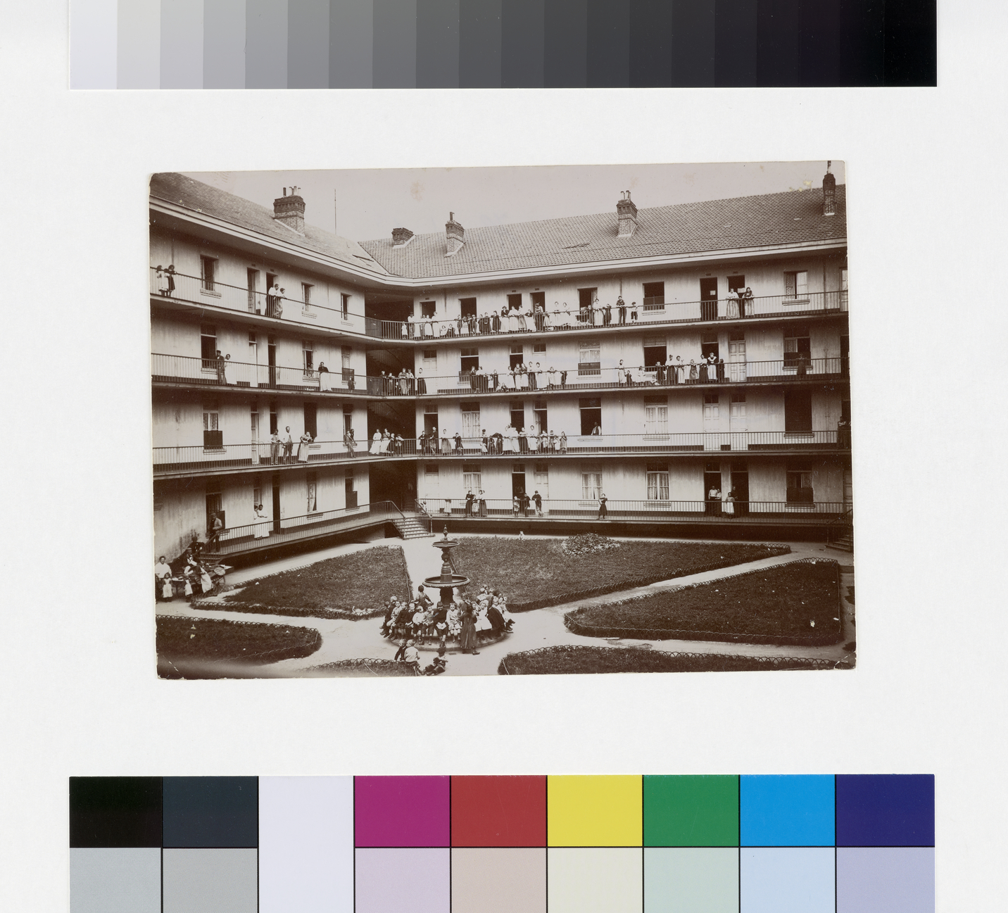 La cour du pavillon Cambrai du Familistère de Guise vue depuis le sud-ouest_0