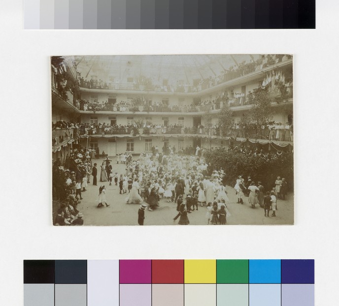 Le bal des enfants dans la cour du pavillon central du Familistère de Guise à l'occasion de la fête de l'enfance_0