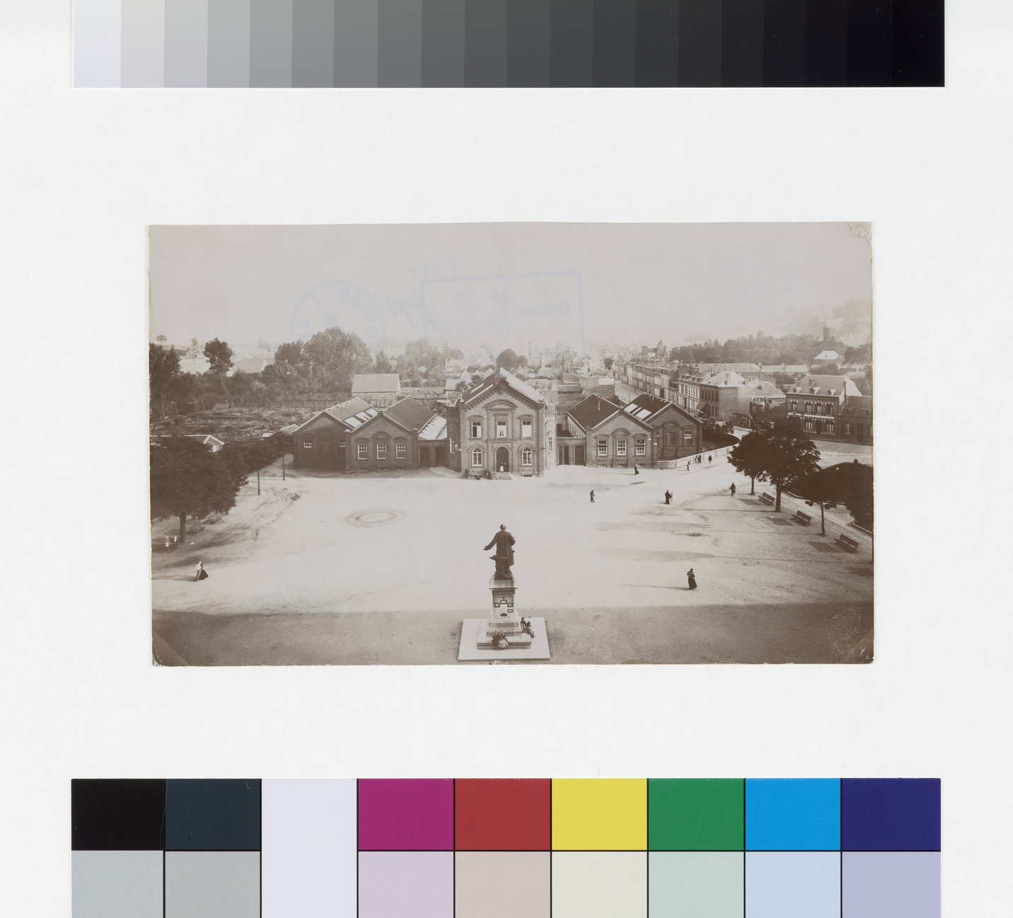 La place, le théâtre et les écoles du Familistère de Guise vus d'un étage du pavillon central du Palais social_0