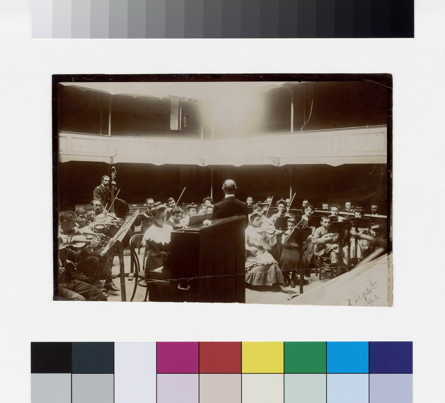 Répétition de l'orchestre au théâtre du Familistère sous la direction de Monsieur Drecq pour la fête de l'Enfance_0