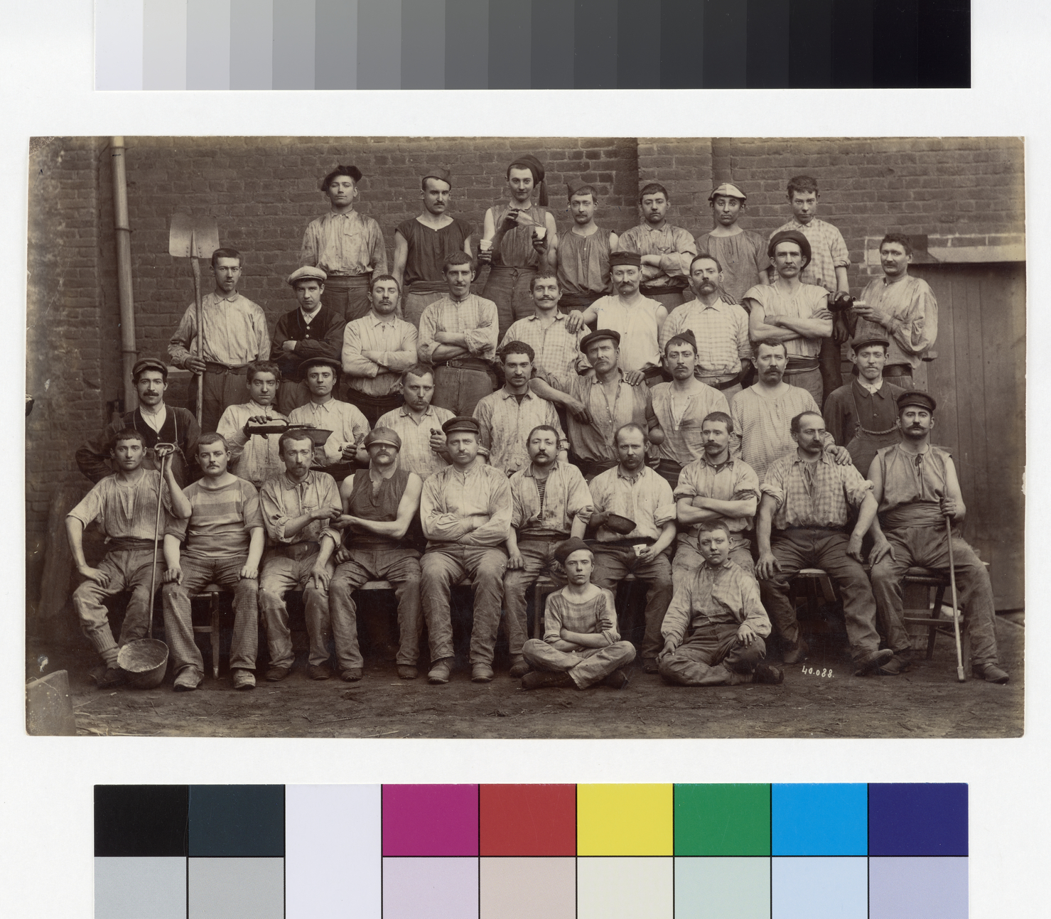 Groupe d'ouvriers de l'atelier de fonderie de l'usine Godin de Guise_0