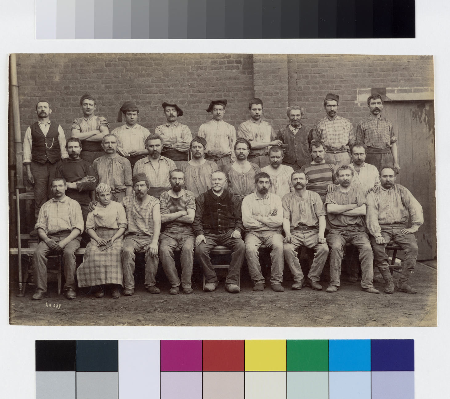 Groupe d'ouvriers de l'atelier de fonderie de l'usine Godin de Guise_0
