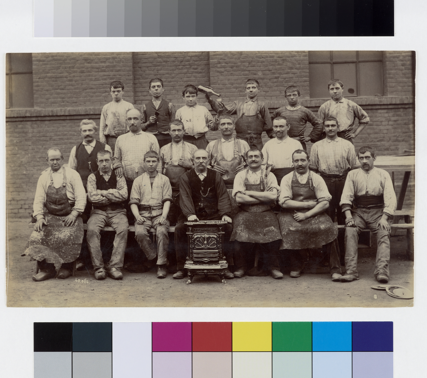 Le personnel de l'atelier d'ajustage de l'usine Godin de Guise_0