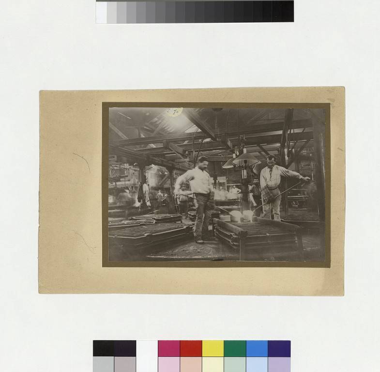 Une coulée de fonte dans l'atelier de fonderie mécanique de l'usine Godin de Guise_0