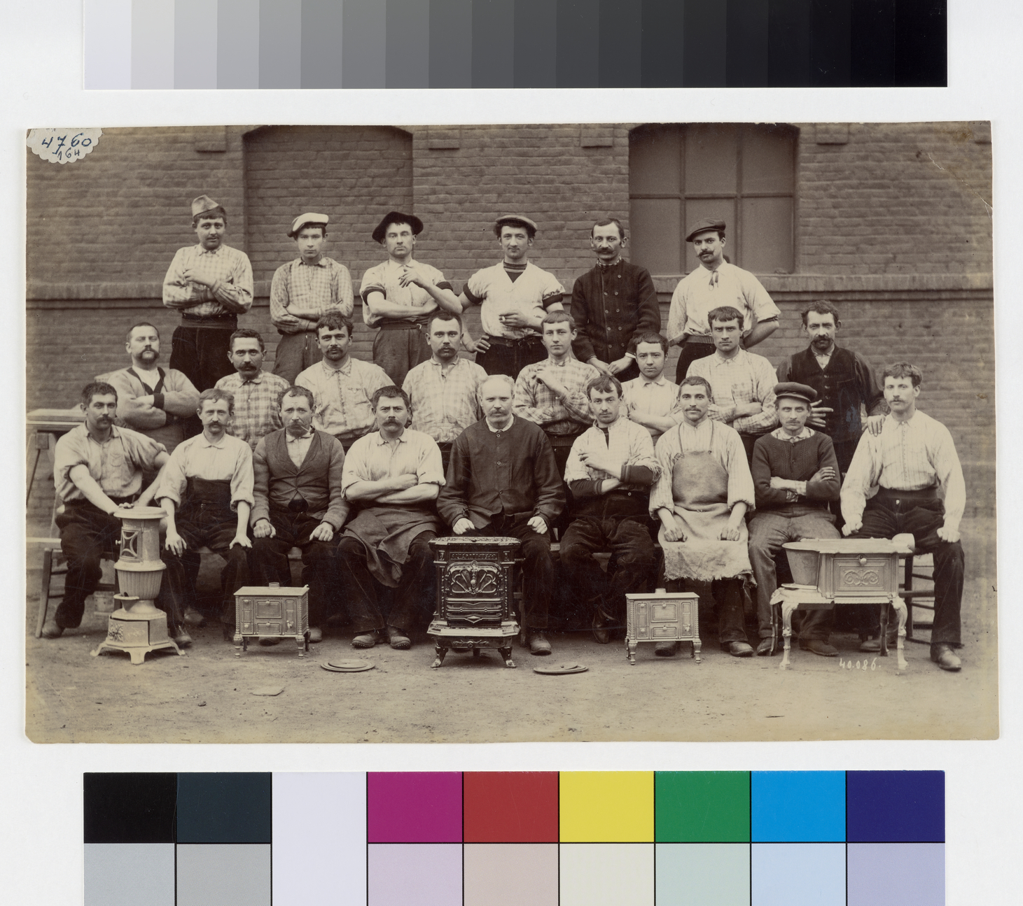 Le personnel de l'atelier d'ajustage de l'usine Godin de Guise_0