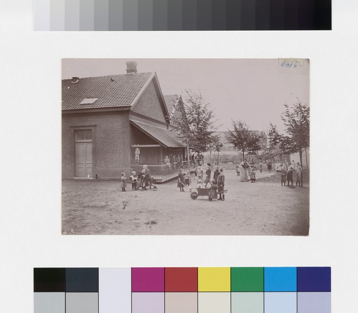 Récréation des enfants des écoles du Familistère de Laeken_0