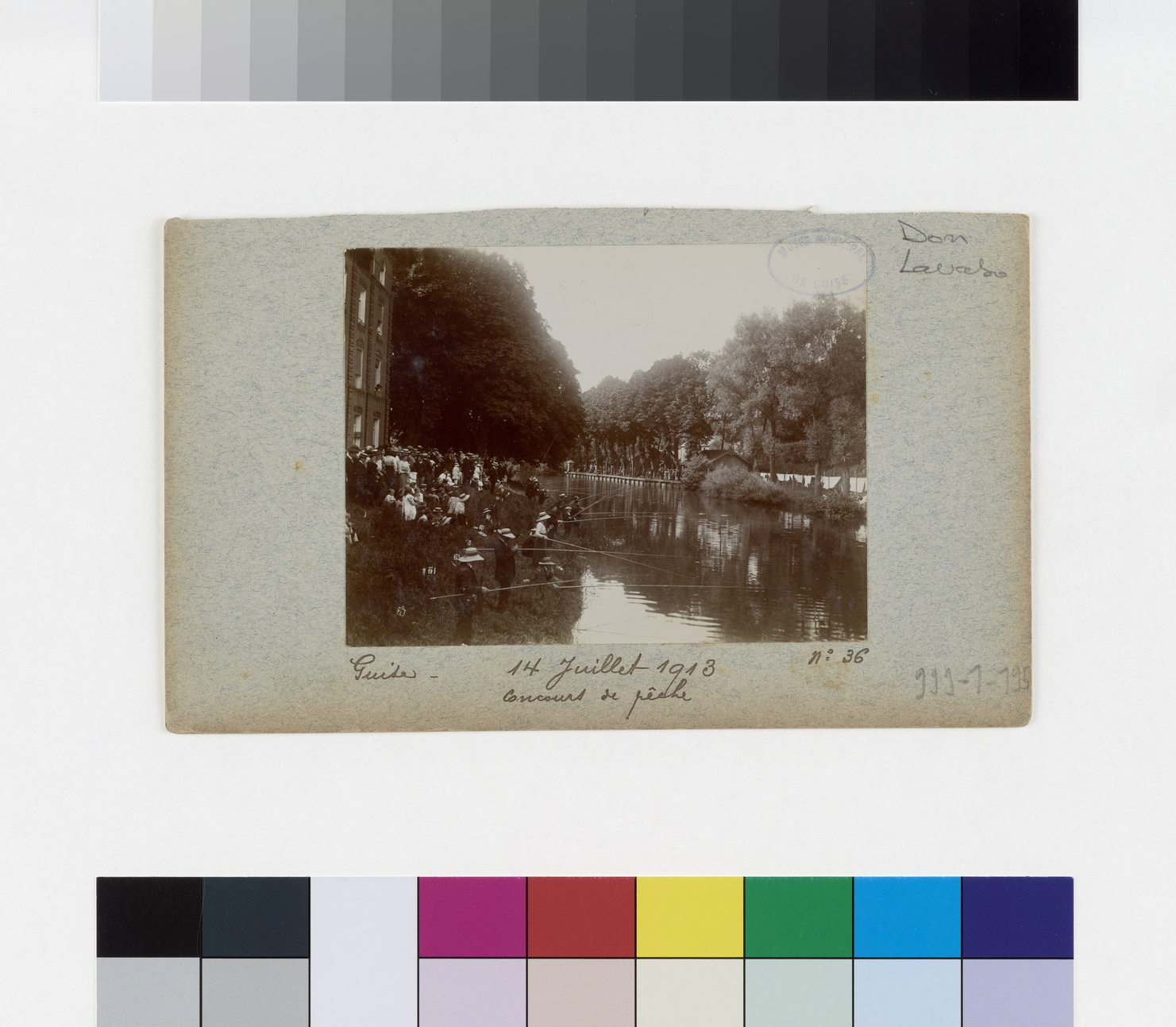 Concours de pêche dans l'Oise devant l'aile gauche du Palais social du Familistère de Guise_0