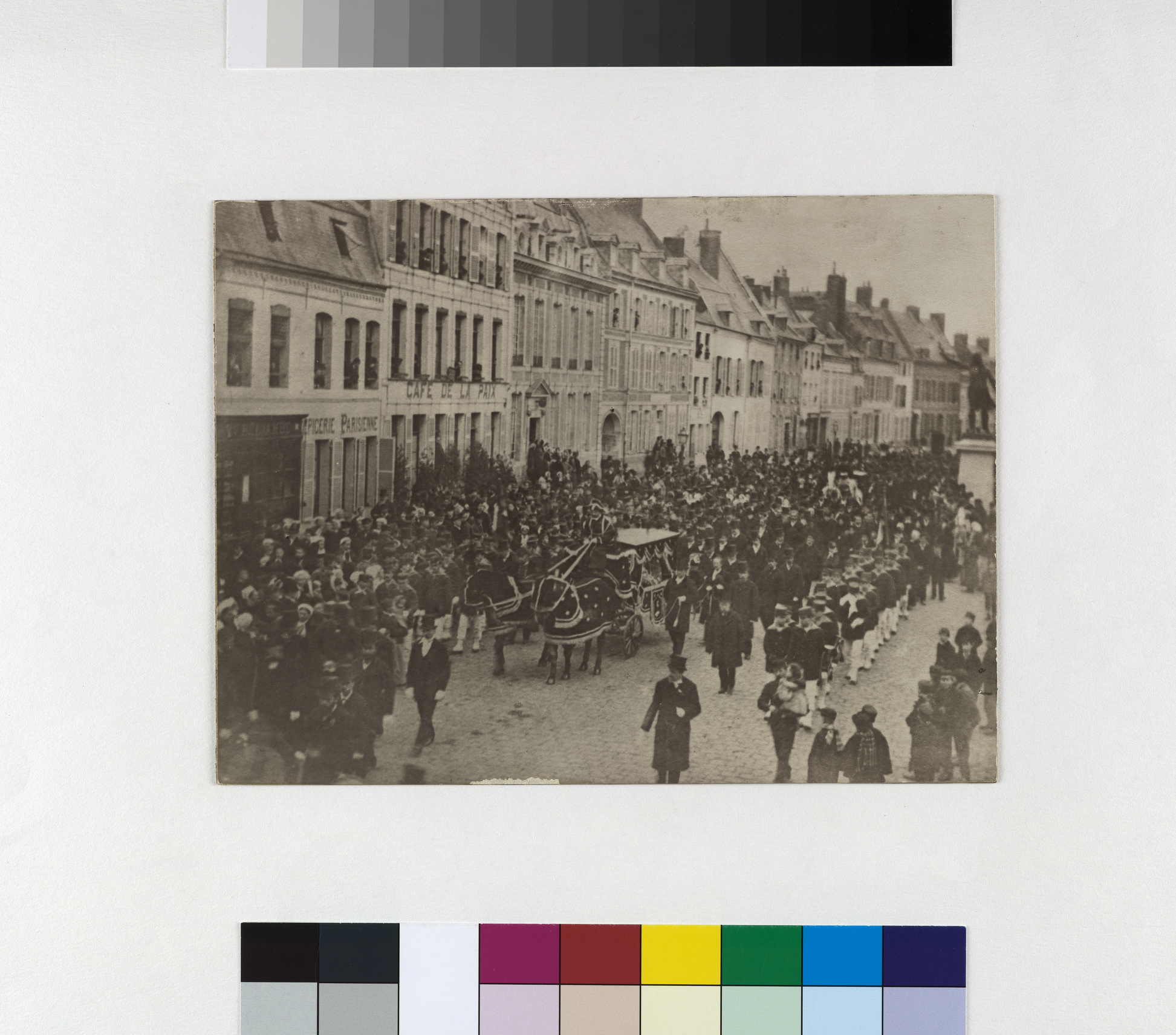 Le cortège funèbre de Jean-Baptiste-André Godin sur la place d'Armes de Guise_0