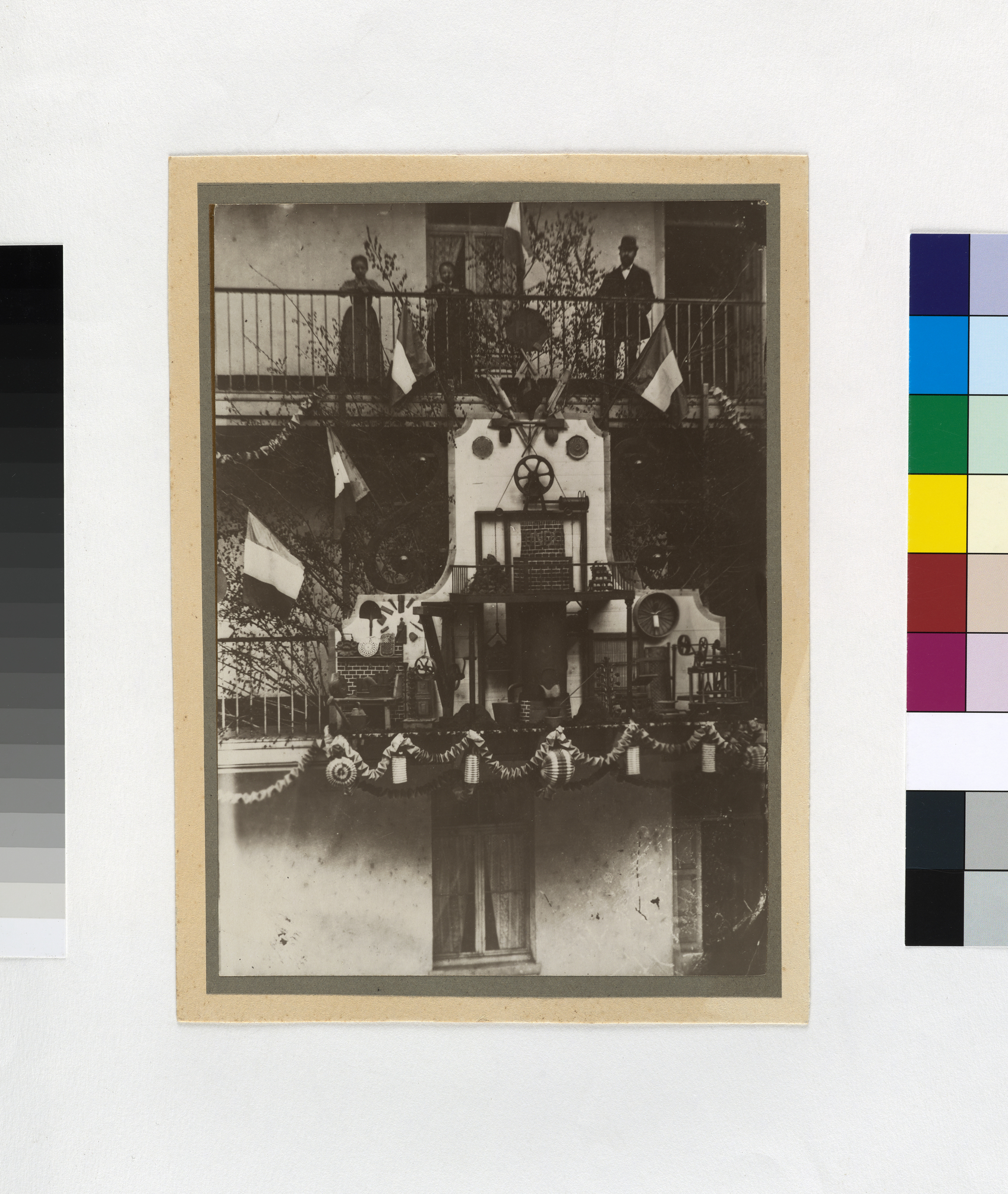 Trophée de l'atelier de fonderie de l'usine Godin installé au premier étage de la cour du pavillon central du Palais social à l'occasion de la fête du Travail du Familistère de Guise