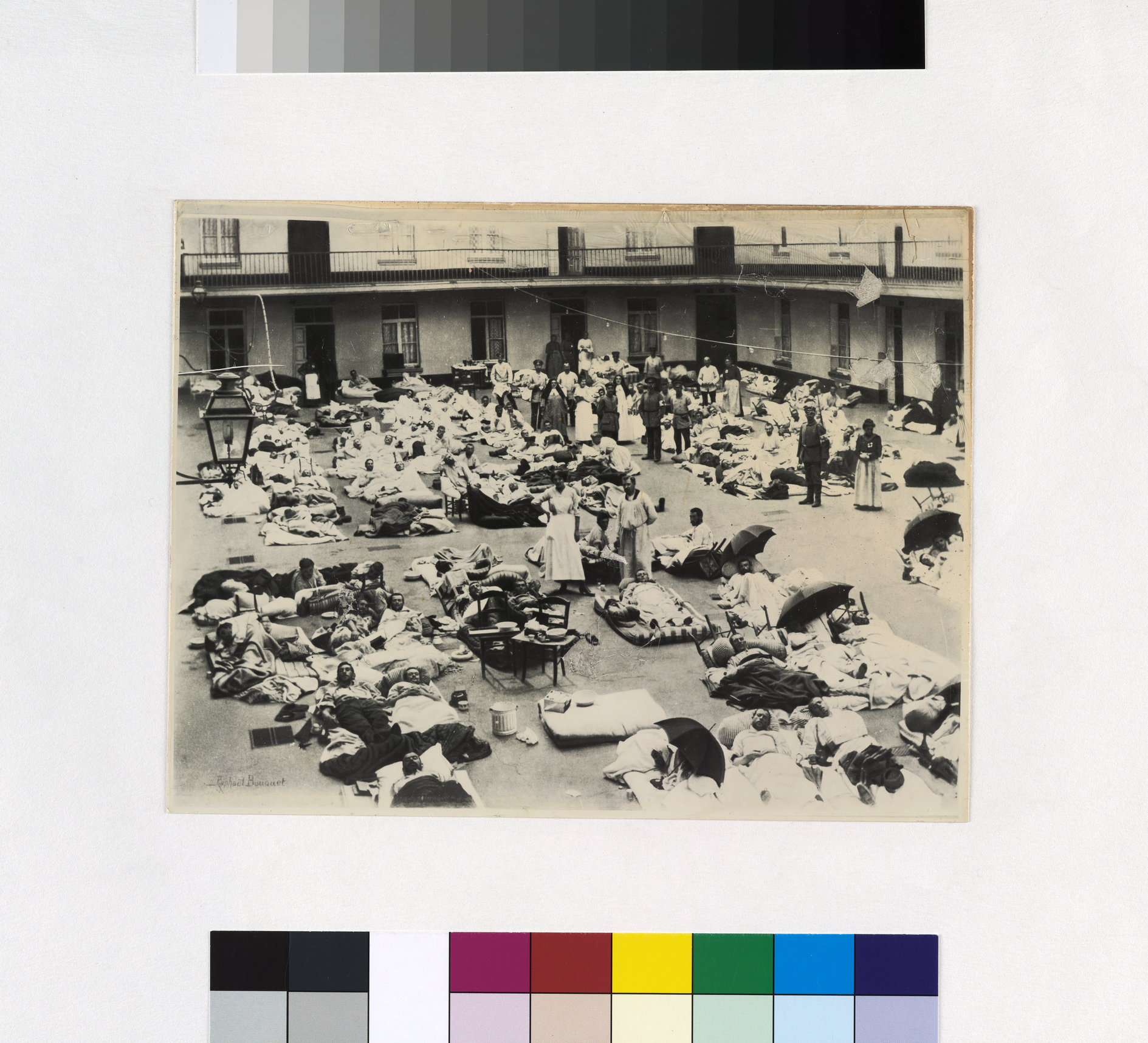 Les blessés de la Première Bataille de Guise dans la cour du pavillon central du Palais social du Familistère de Guise, Raphaël Bouquet, 1914