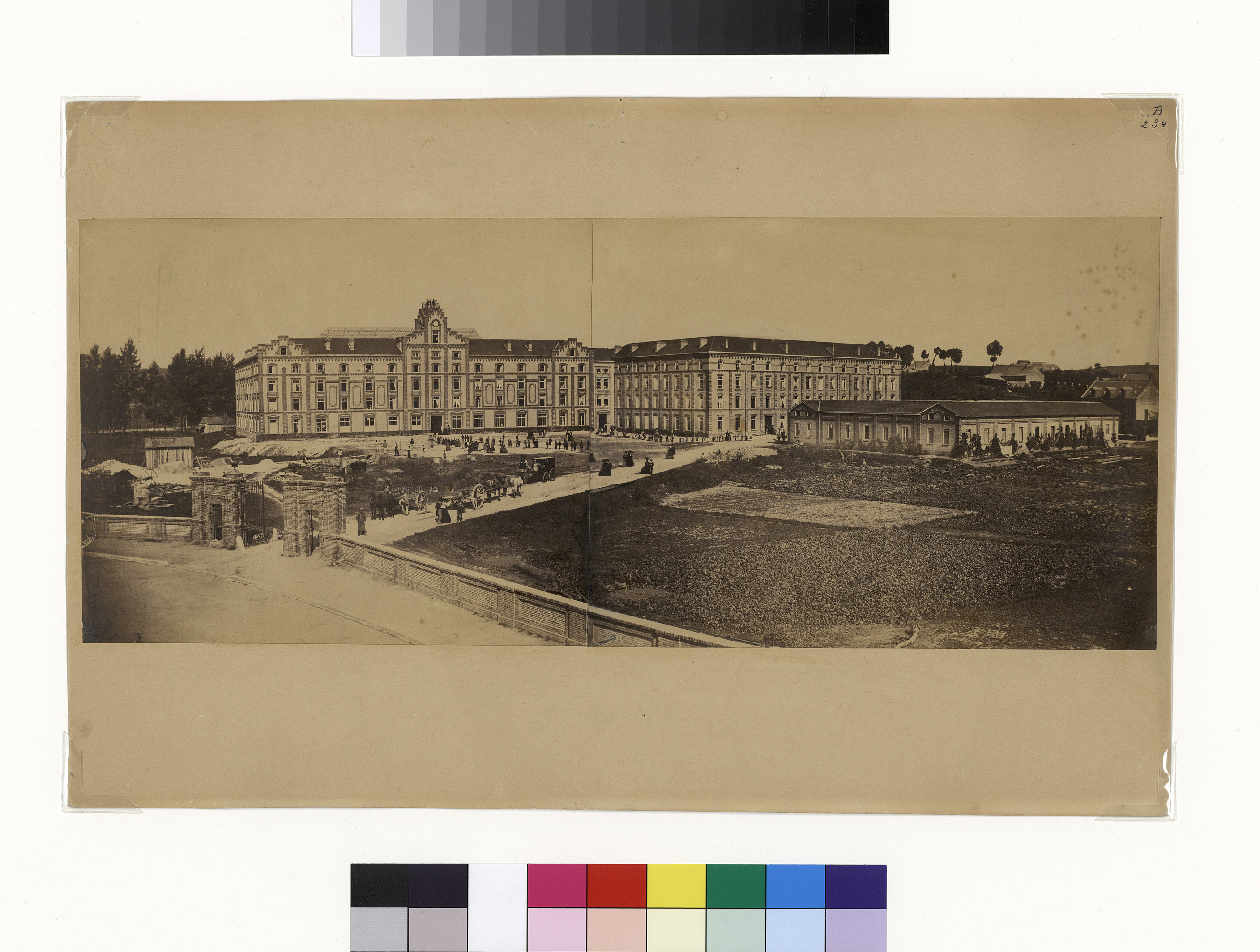 Le Palais social du Familistère de Guise vu de la route de Cambrai_0