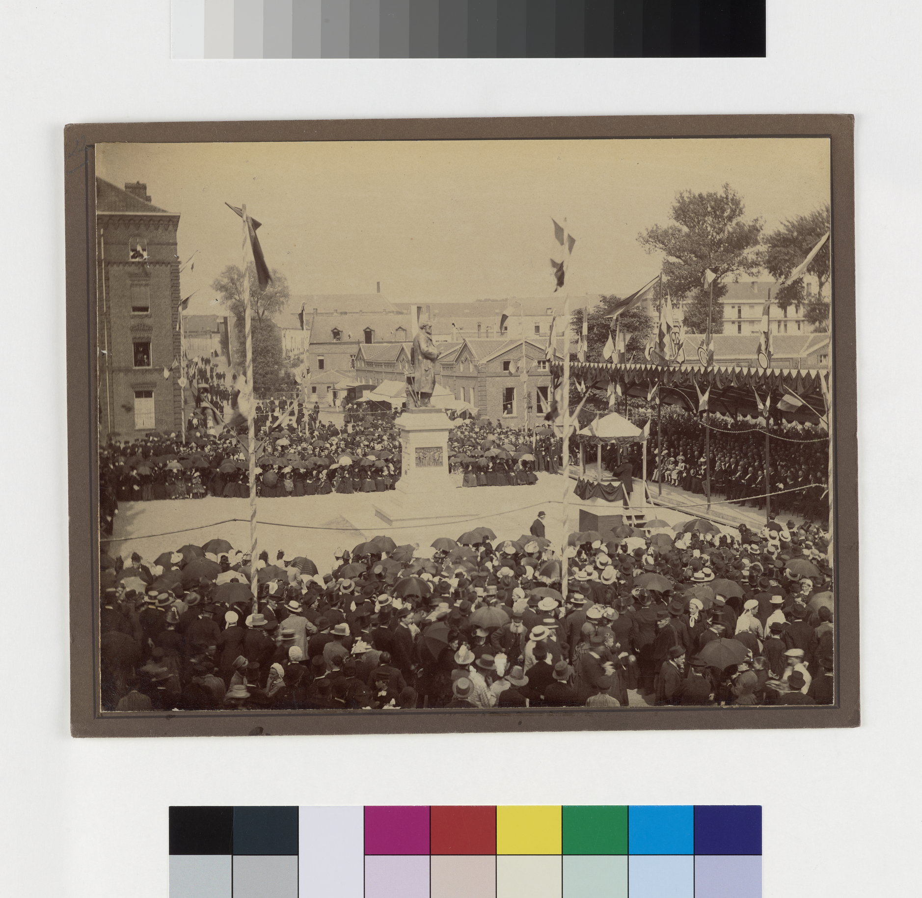 Inauguration du monument à la mémoire de Jean-Baptiste-André Godin sur la place du Familistère de Guise_0