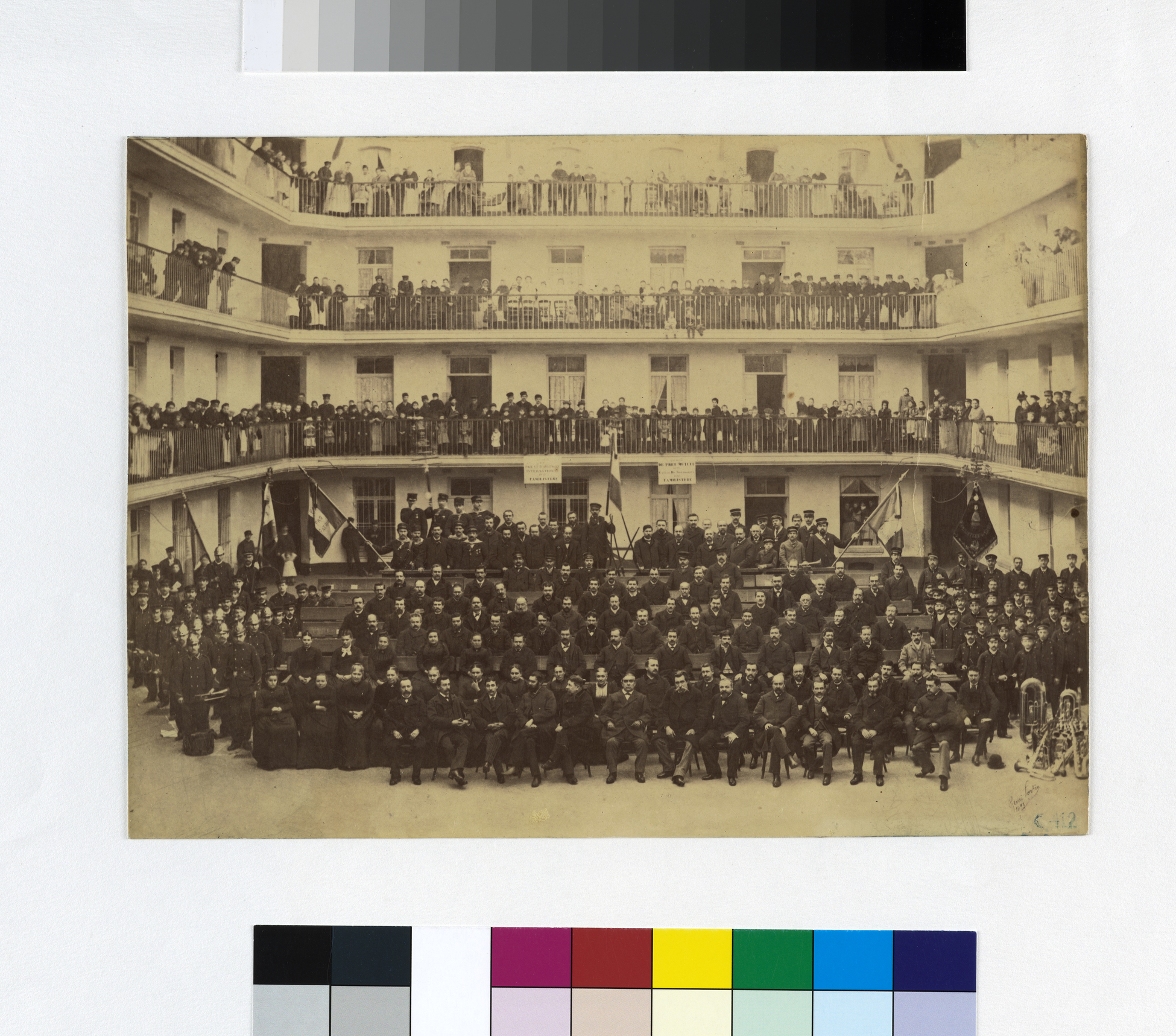 L'assemblée générale des associés et les membres des sociétés d'agrément du Familistère de Guise dans la cour intérieure du pavillon central du Palais social, Henri Fortin, 1893