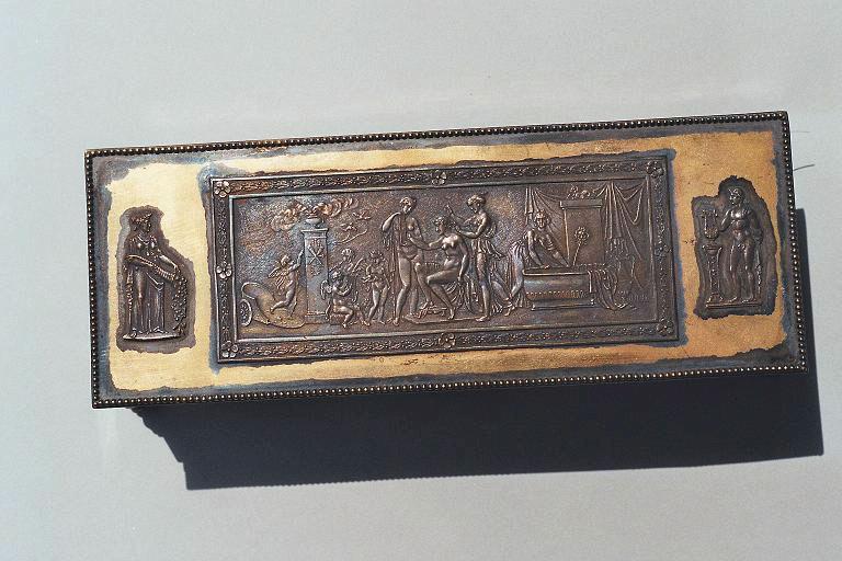 Coffret orné de bas-reliefs mythologiques_1