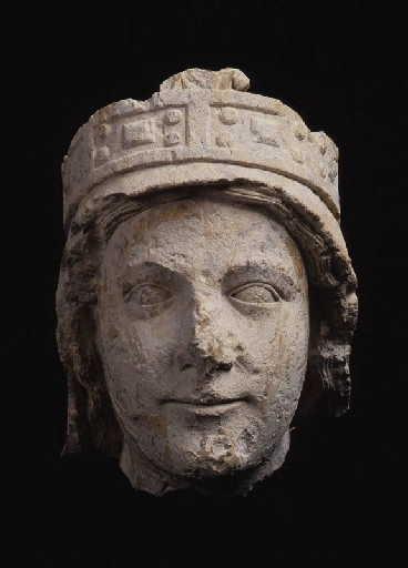 Tête de Vierge voilée et couronnée_0