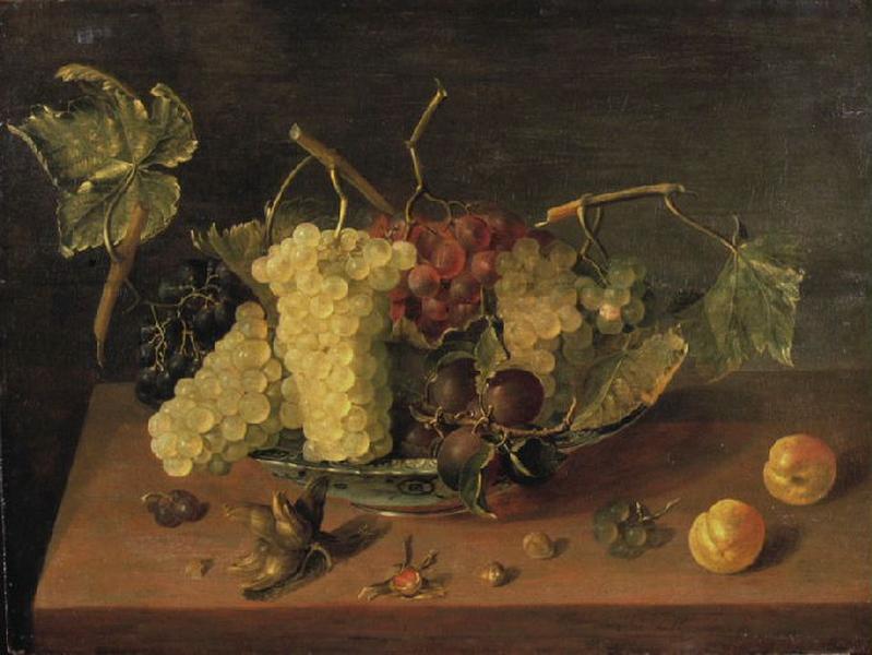 Coupe avec des raisins et des prunes_0