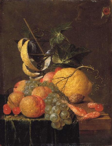 Nature morte : crevettes, raisin, citron, prunes, cerises, noix, verre avec une pelure de citron et pampres sur une table_0