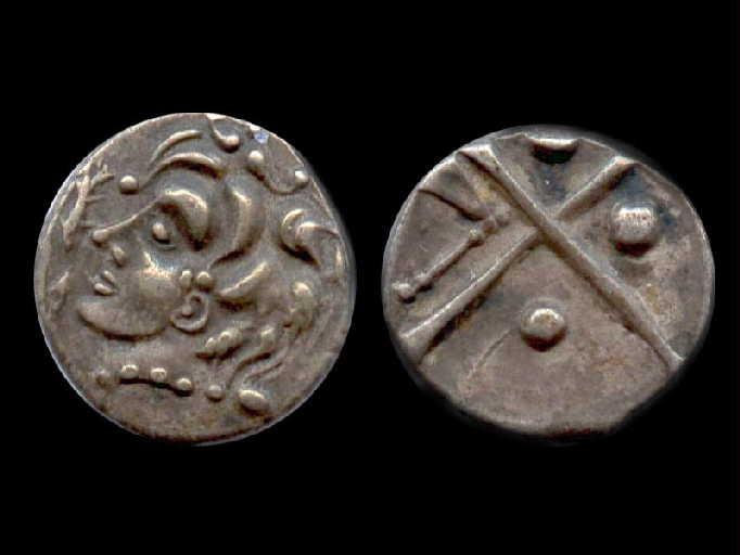 Pièce de monnaie à la croix, à la tête triangulaire_0