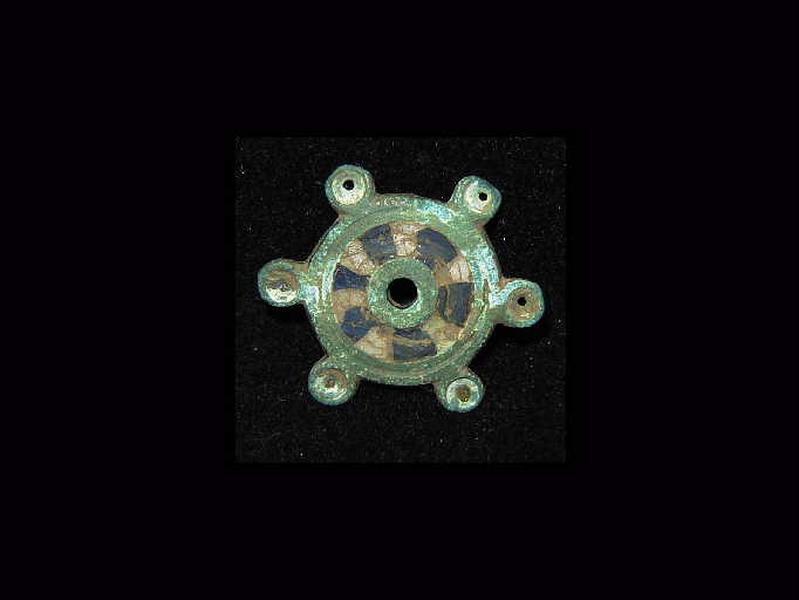 Fibule circulaire en forme de bouclier_0