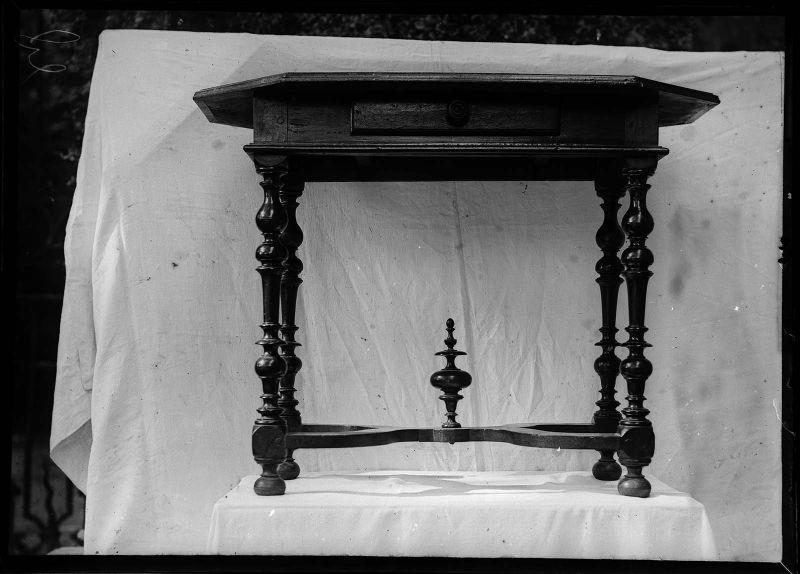 Table de l'ébéniste marqueteur avignonnais Piqueret_0