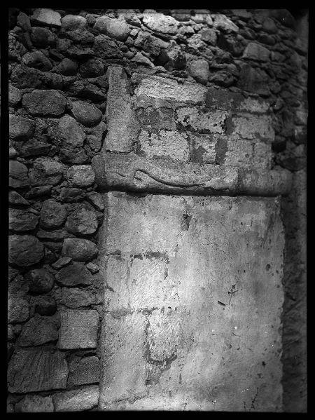 Bas-relief au serpent, chapelle Saint-Marc à Allemagne_0