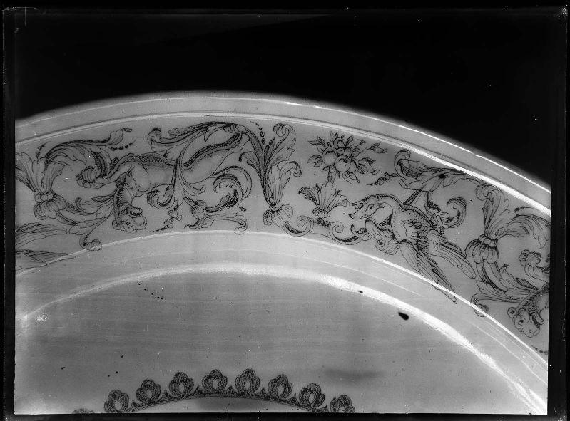 Aile d'un plat en faïence de Moustiers_0
