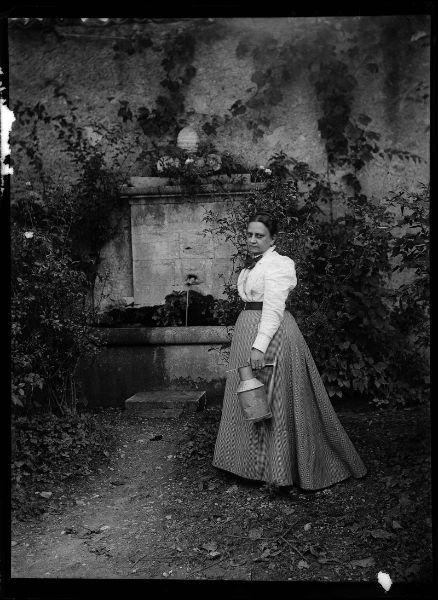 Françoise de Ripert de Barret devant la fontaine du château d'Allemagne_0