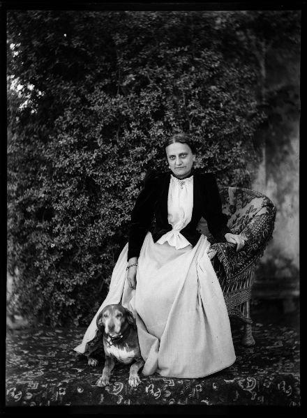 Portrait de Françoise de Ripert de Barret avec son chien_0