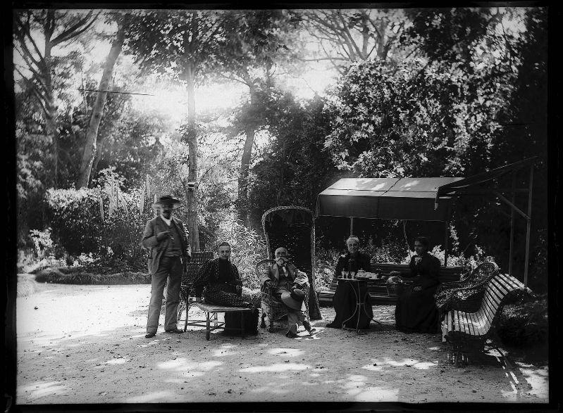 Françoise de Ripert de Barret et sa famille dans le parc du château du Jonquier à Mazan_0