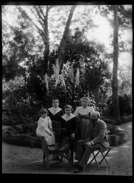 Portrait d'un homme entouré par des enfants_0