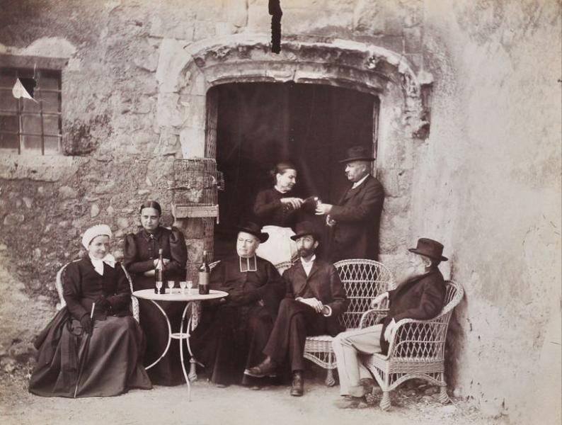 L'heure de l'apéritif au pied du château d'Allemagne_0