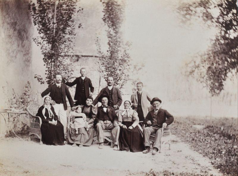 Les familles Laugier et Mathieu devant la façade orientale du château d'Allemagne_0