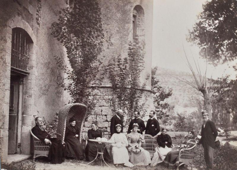 Photographie de groupe au pied du château d'Allemagne_0