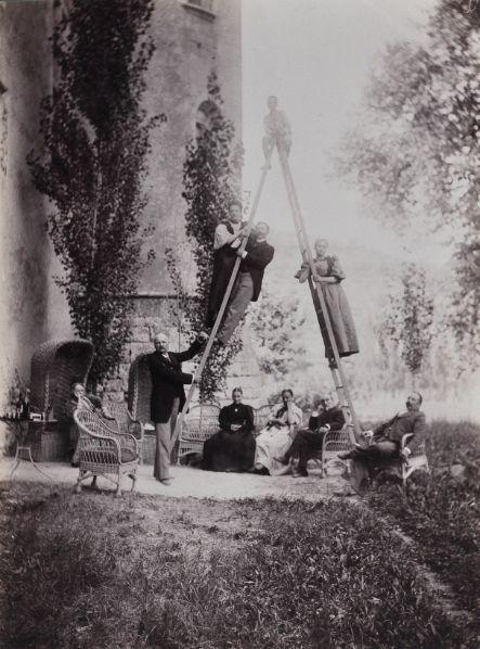 Pose sur une échelle au pied du château d'Allemagne_0
