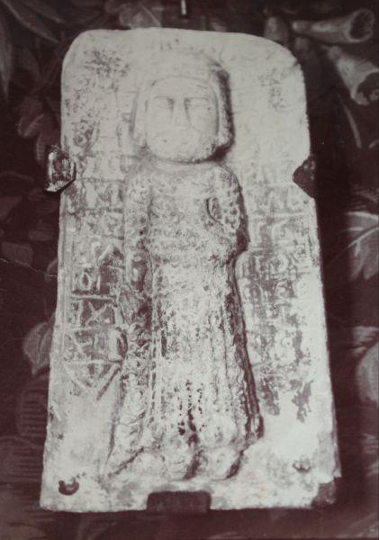 Plaque anthropomorphe médiévale_0
