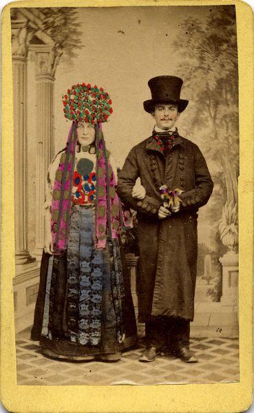 Un couple en costume de mariage traditionnel de la ville de Minden en Allemagne_0