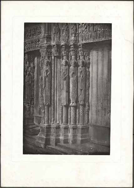 Cathédrale de Chartres, porche central du Portail Royal, statues colonnes représentant les rois et reines de Judée, côté gauche de la porte_0