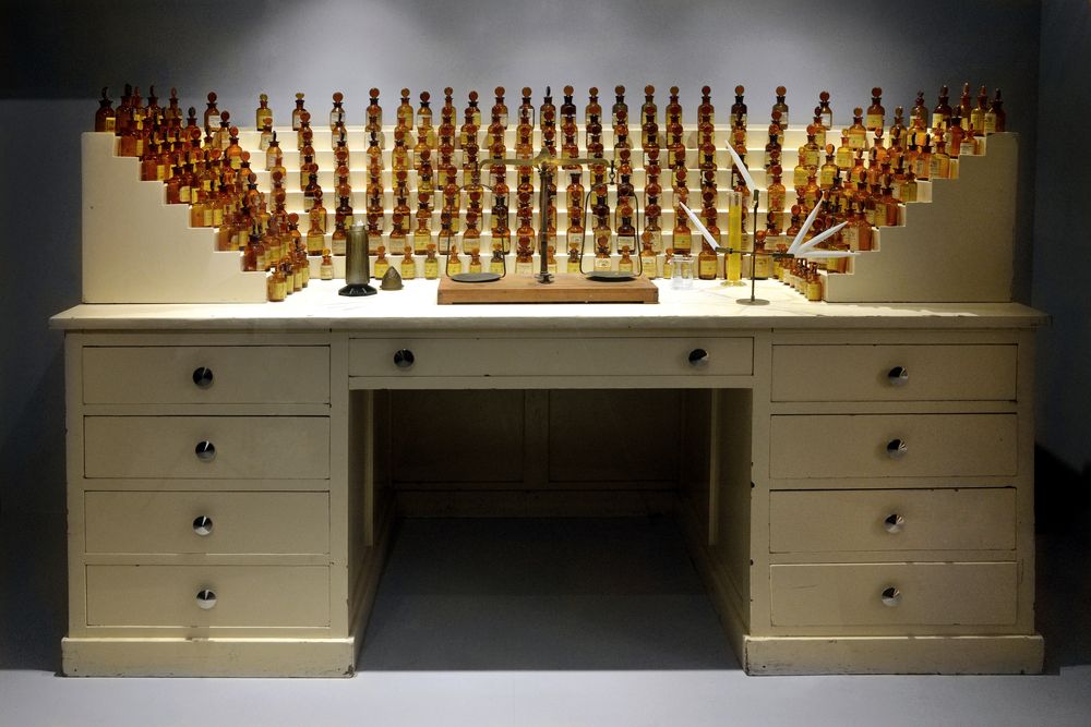 Bureau, étagère, flacon (ensemble)_0