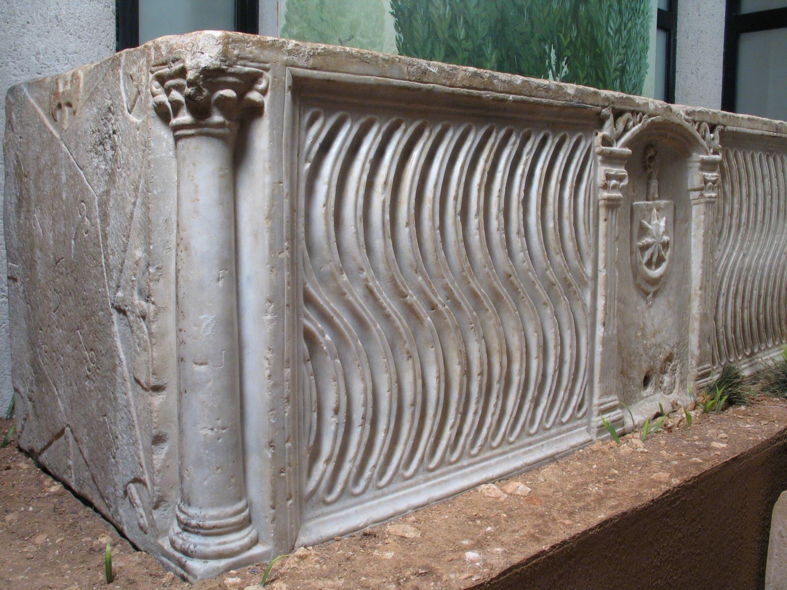 Sarcophage décoré de strigiles